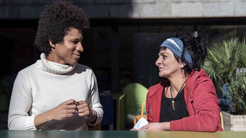 La Daniela i la Paola, a la terrassa de l'alberg.