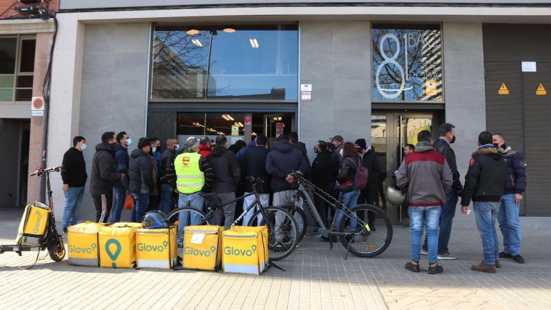 15/02/2022 - Concentració de riders davant la seu de Glovo, al Poblenou de Barcelona.