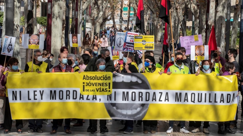 13/02/2022.- Un grupo de manifestantes, convocados por más colectivos sociales, se han concentrado este domingo ante la sede de la Delegación del Gobierno en la avenida Alfonso X El Sabio para exigir una reforma de la Ley de Seguridad Ciudadana, conocida