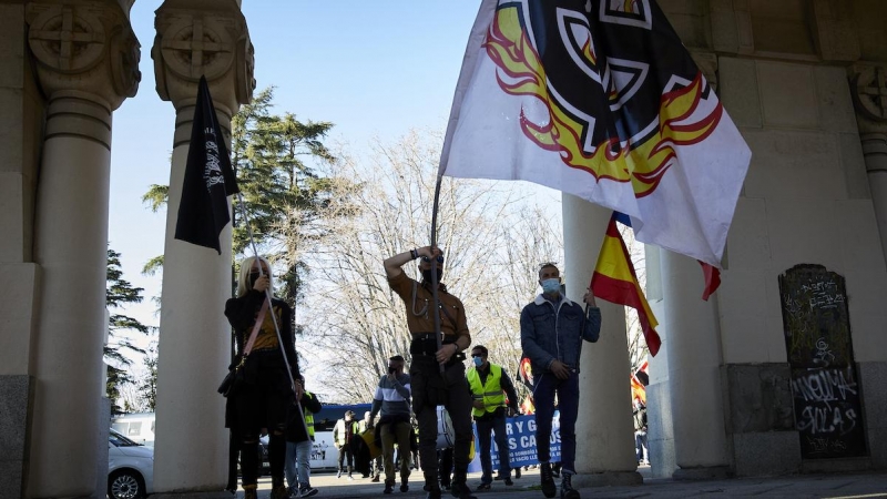 Varias personas participan en una marcha neonazi en Madrid, a 13 de febrero de 2021.