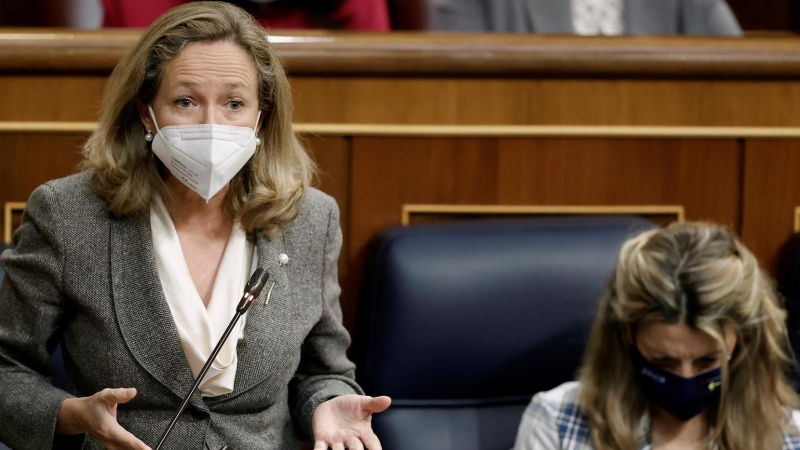 La vicepresidenta primera y ministra de Asuntos Económicos y Transformación Digital, Nadia Calviño, durante su intervención en la sesión de control al Gobierno este miércoles en el Congreso de los diputados.