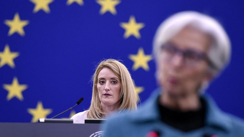 La presidenta del Parlamento Europeo, Roberta Metsola, mira hacia la presidenta del BCE, Christine Lagarde durante su intervención esta semana en el pleno de la Eurocámara, en Estrasburgo. AFP/FREDERICK FLORIN
