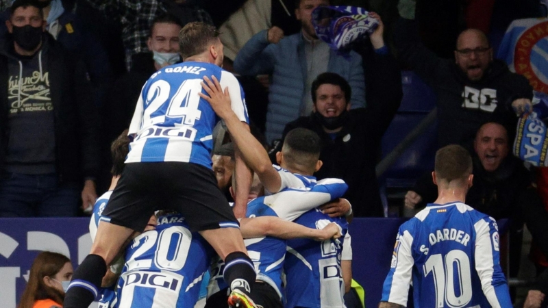 Los jugadores del Espayol celebran un gol ante el FC Barcelona junto a su afición el domingo 13 de febrero de 2022.