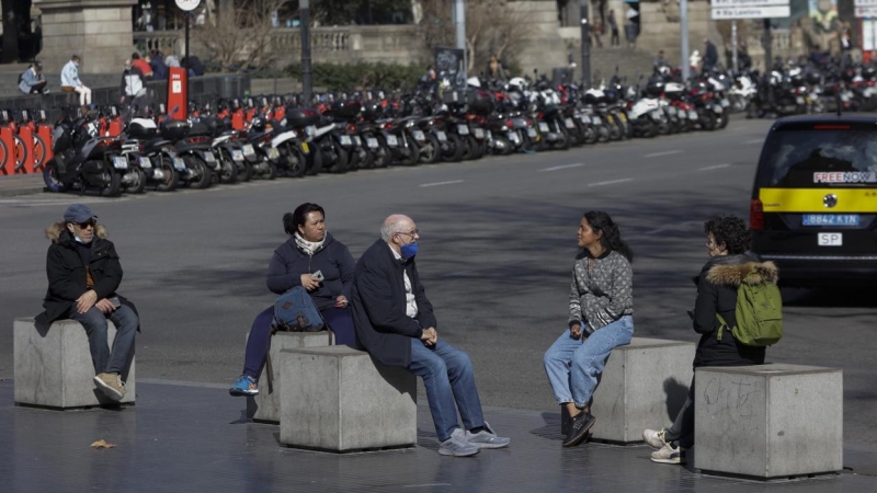 Unas personas descansan y hablan en el centro de Barcelona, a 10 de febrero de 2022.