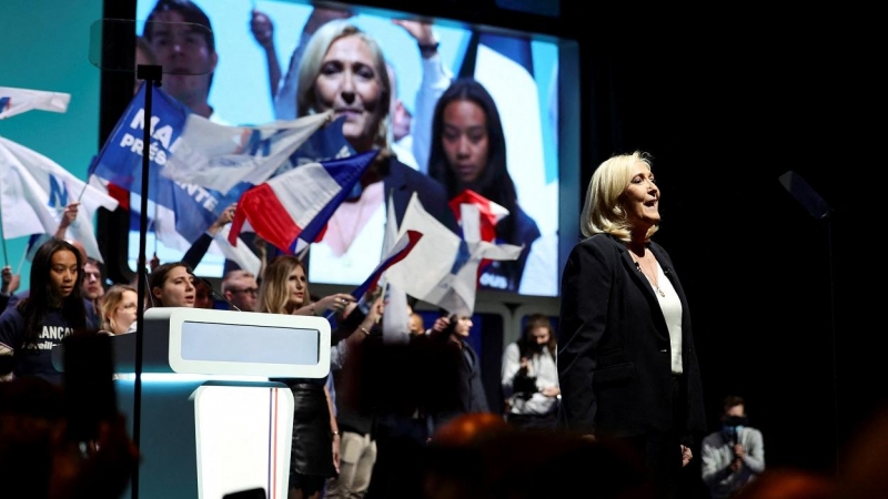 Marine Le Pen, líder del partido de extrema derecha Agrupación Nacional (Rassemblement National) y candidata a las elecciones presidenciales francesas de 2022, en un mitin en Reims. REUTERS/Sarah Meyssonnier