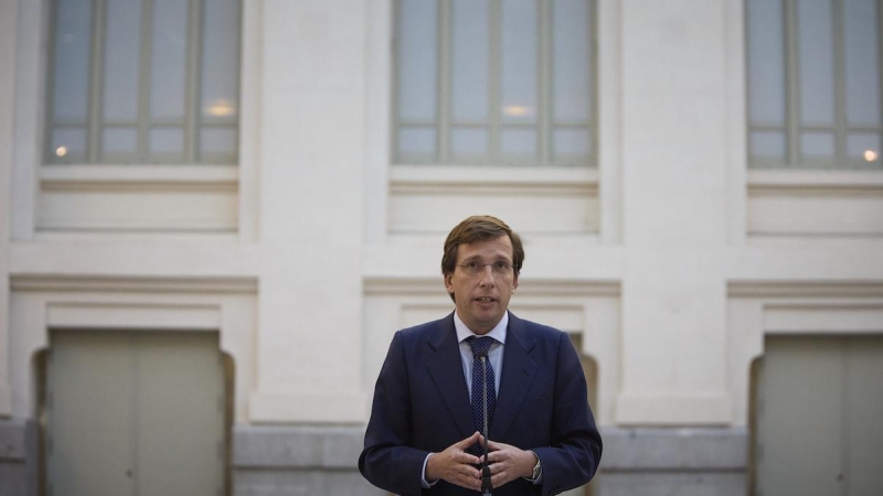 El alcalde de Madrid, José Luis Martínez-Almeida, atiende a los medios de comunicación, en el Patio de Cristal del Palacio de Cibeles, a 17 de febrero de 2022, en Madrid.