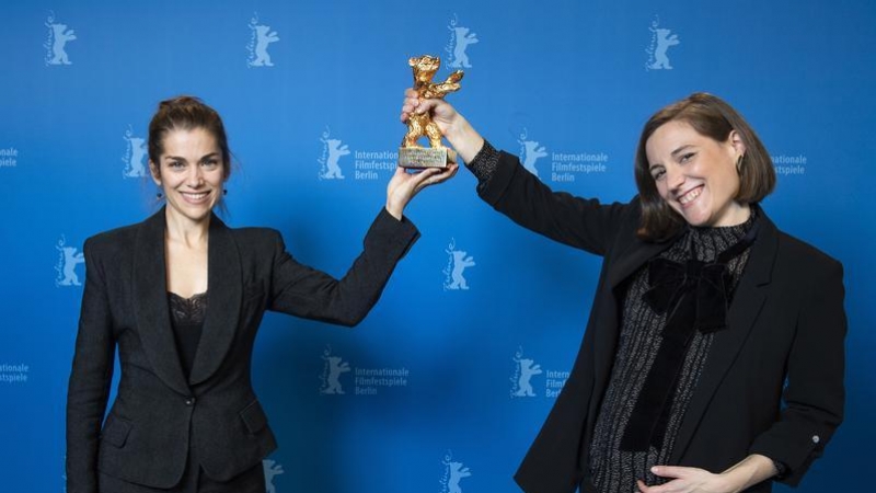 La directora de cinema Carla Simón, a la dreta, mostra l'Os d'Or de la Berlinale aconseguit amb el film 'Alcarràs'.