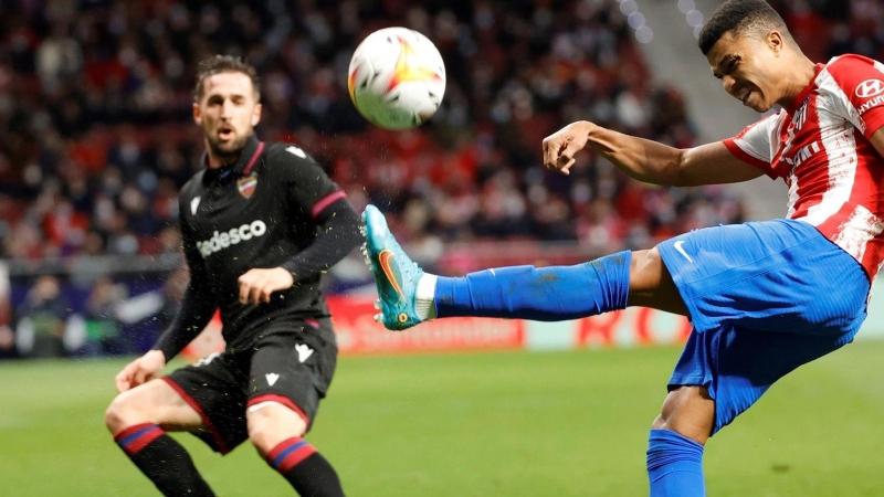 El defensa mozambiqueño del Atlético de Madrid, Reinildo Mandava (d), despeja un balón ante un rival del Levante durante el partido aplazado de LaLiga, este miércoles en el Wanda Metropolitano.