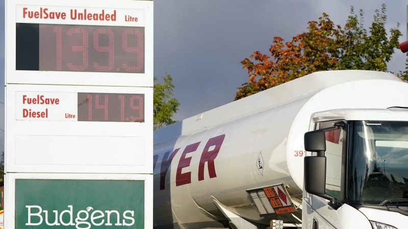 17/2/22-Un camión cisterna Hoyer hace una entrega en una gasolinera Shell (05 de octubre de 2021, Reino Unido).
