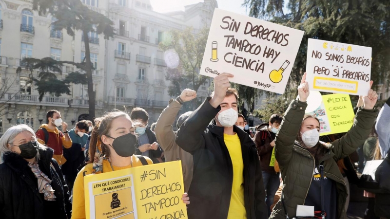 Jóvenes investigadores se concentran frente al Congreso para exigir medidas contra la precariedad en la Ciencia.