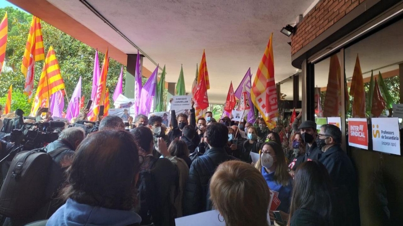 Un moment de la ocupació del Departament d'Educació pe part dels sindicalistes.