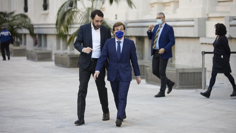 El alcalde de Madrid, José Luis Martínez-Almeida, a su llegada a una comparecencia, en el Patio de Cristal del Palacio de Cibeles, a 17 de febrero de 2022, en Madrid.