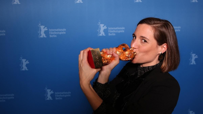 La directora y guionista Carla Simón posa durante una sesión de fotos después de recibir el premio Oso de Oro a la Mejor Película por la película 'Alcarràs' después de la ceremonia de entrega de premios de la 72ª edición del Festival de Cine de Berlín, a