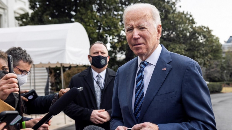 El presidente de los Estados Unidos, Joe Biden, habla con los medios de comunicación sobre la acumulación de Rusia en la frontera con Ucrania cuando sale de la Casa Blanca hacia Cleveland en Washington, DC, EE. UU., el 17 de febrero de 2022.