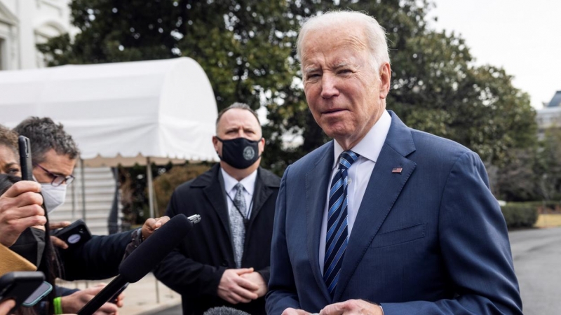 El presidente de los Estados Unidos, Joe Biden, habla con los medios de comunicación sobre la acumulación de Rusia en la frontera con Ucrania cuando sale de la Casa Blanca hacia Cleveland en Washington, DC, EE. UU., el 17 de febrero de 2022.