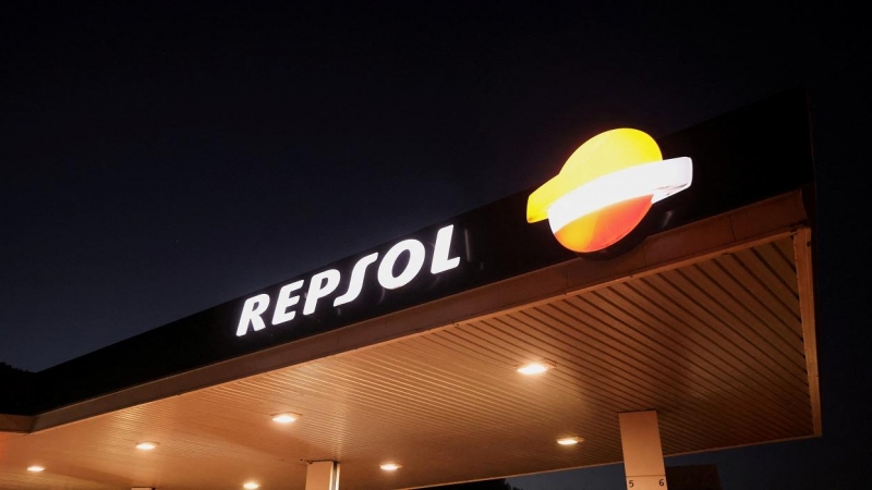 El  logo de la petrolera Repsol en una estación de servicio en Barcelona. REUTERS/Nacho Doce