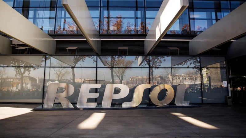 El logo de la petrolera Repsol en la entrada de su sede en Madrid. REUTERS/Andrea Comas