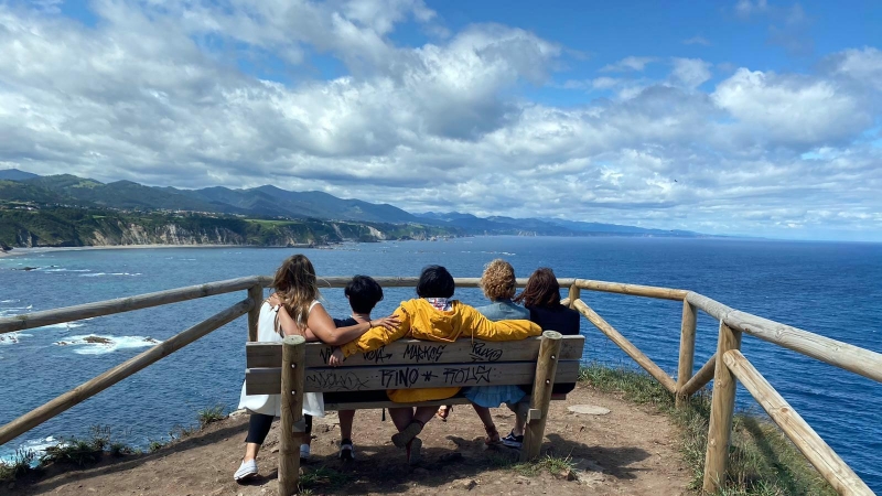 Mujeres-ocio: Un grupo de mujeres ante la costa asturian