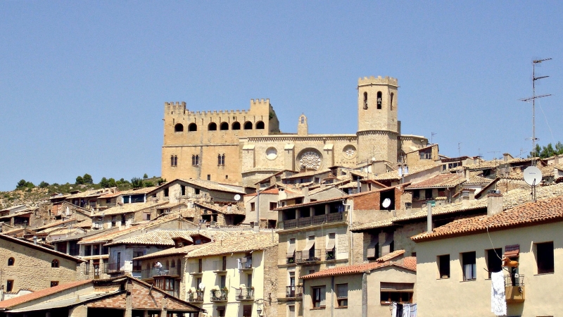 La iglesia de Santa María, en la que estaba destinado mosén Jesús, domina con el castillo el casco urbano de Valderrobres.