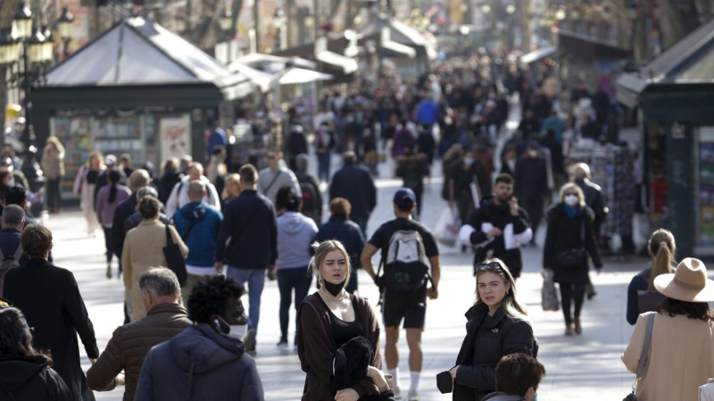 Varias personas pasean por la Rambla de Barcelona, a 10 de febrero de 2022.