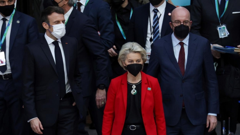 El presidente del Consejo Europeo, Charles Michel, el presidente francés, Emmanuel Macron, y la presidenta de la Comisión Europea, Ursula von der Leyen, participan en una cumbre Unión Europea