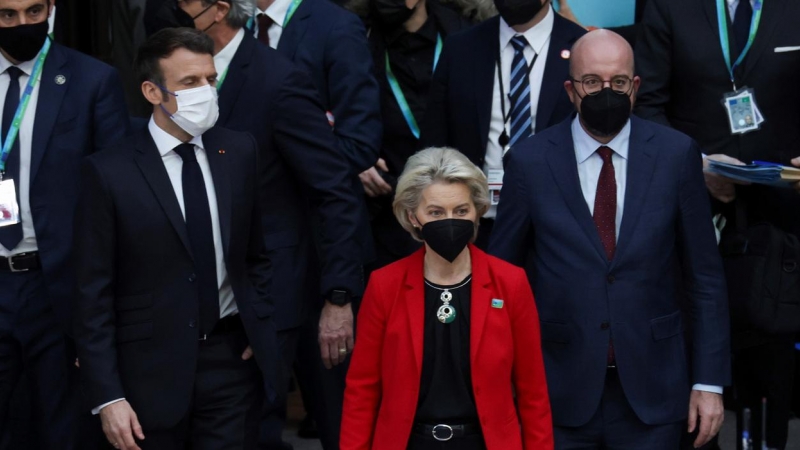 El presidente del Consejo Europeo, Charles Michel, el presidente francés, Emmanuel Macron, y la presidenta de la Comisión Europea, Ursula von der Leyen, participan en una cumbre Unión Europea