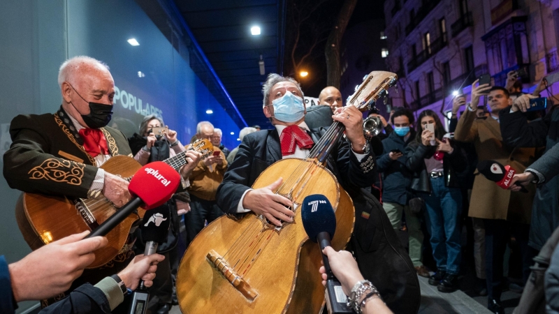 Dos mariachis tocan durante una manifestación en apoyo a la presidenta de la Comunidad de Madrid, Isabel Díaz Ayuso, frente de la sede del Partido Popular en la calle Génova