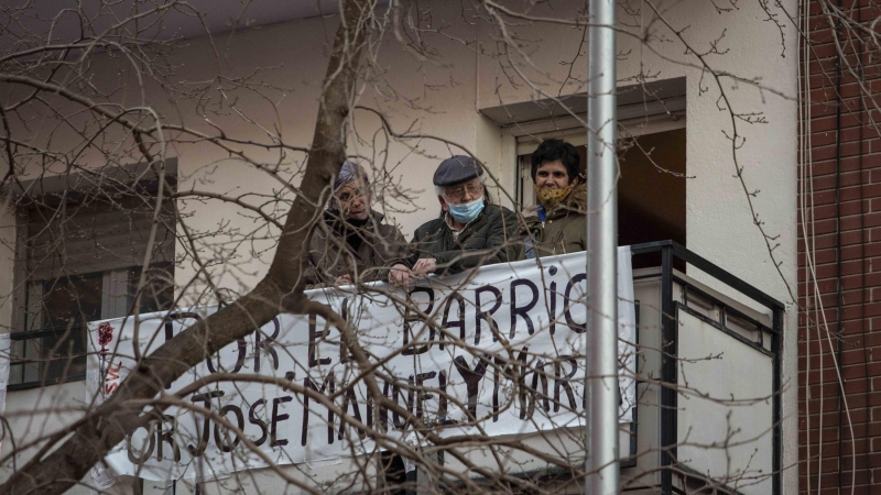 José Manuel Moreno, de 79 años, observa el despliegue policial para ejecutar su desahucio en el barrio de Carabanchel de Madrid.