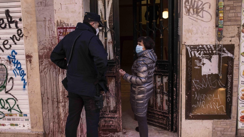 Una vecina del matrimonio desahuciado, en la puerta del edificio en el que vivieron más de 50 años en la Vía Carpetana de Madrid.