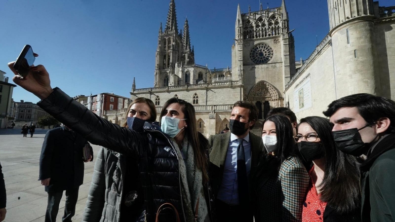 El presidente nacional del PP, Pablo Casado, se hace una foto con simpatizantes en un paseo por Burgos con motivo de la campaña electoral en Castilla y León