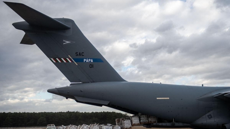 Un Boeing C-17 entrega una carga para el 2.º Regimiento de Caballería del Ejército de los EEUU en la base aérea de Kuchyna el 17 de febrero de 2022.