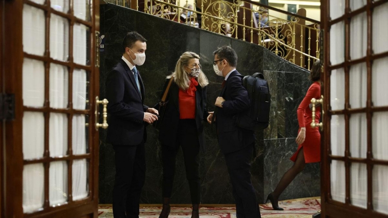 02/02/2022.- El portavoz del Grupo Parlamentario Socialista, Héctor Gómez, la vicepresidenta segunda del Gobierno, Yolanda Díaz; y el ministro de la Presidencia, Félix Bolaños. Eduardo Parra / Europa Press