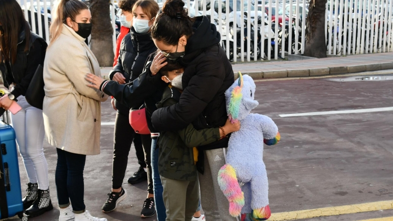 18/02/2022. Una trabajadora del CETI  (Centro de Estancia Temporal para Inmigrantes) se despide de un menor migrante, antes de poner rumbo a la península, en la estación marítima de Ceuta.