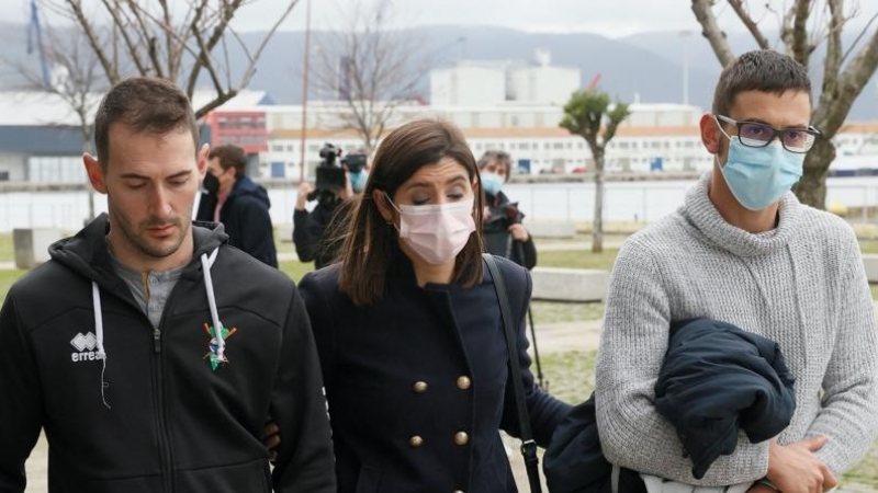 18/02/2022.- Familiares de uno de los marineros del Villa de Pitanxo,  acompañados por la alcaldesa de Moaña, este vieres en Marín, Pontevedra