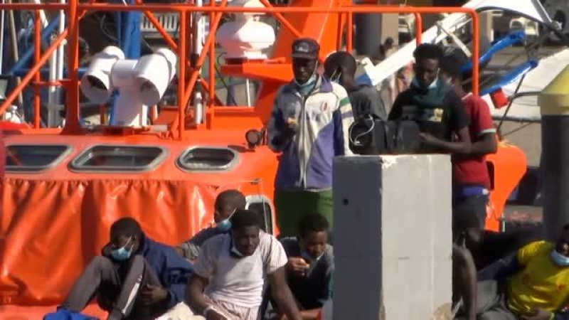 Rescatan en Tenerife una patera con 58 migrantes