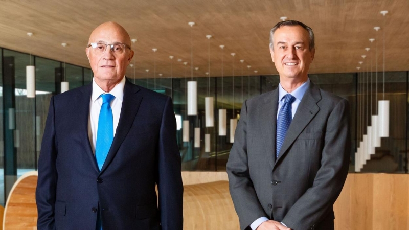 El presidente del Banco Sabadell, Josep Oliu (i), y el consejero delegado de la entidad, César González-Bueno (d).