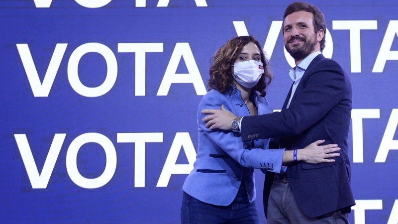 El presidente del PP, Pablo Casado junto a la presidenta de la Comunidad de Madrid, Isabel Díaz Ayuso, se saludan en el acto de cierre de campaña a la presidencia de la presidencia de la Junta de Castilla y León