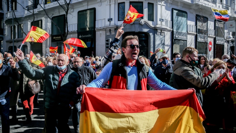 Varias personas se manifiestan para apoyar a Díaz Ayuso, en la sede del Partido Popular, a 20 de febrero de 2022, en Madrid