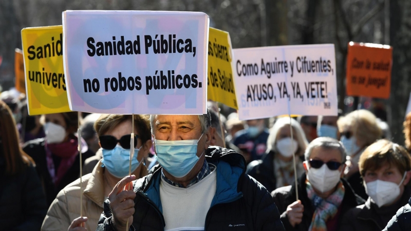 Manifestación de la Marea Blanca en defensa de la Sanidad Pública de Madrid y contra la Lay Ómnibus, desde el Ministerio de Sanidad hasta terminar en Puerta de Sol.