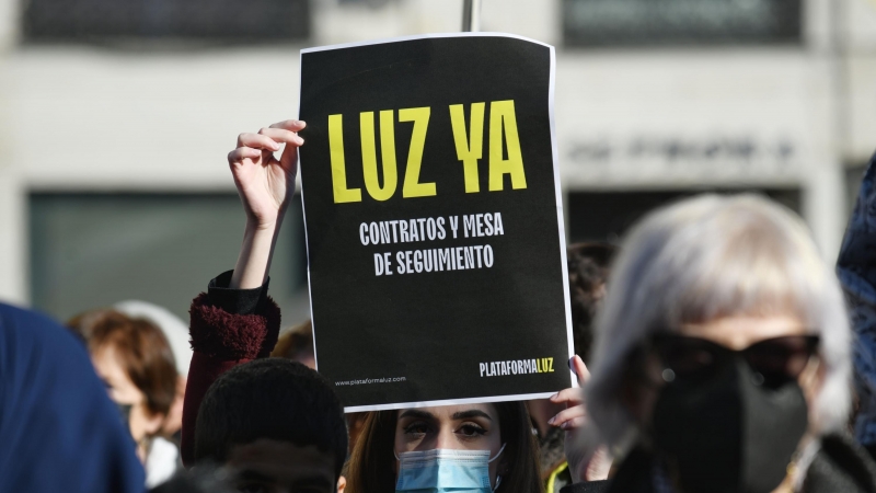 Varias personas, con pancartas que rezan 'Luz Ya', se manifiestan para exigir contratos de luz para La Cañada Real, en la Puerta Del Sol, a 20 de febrero de 2022, en Madrid