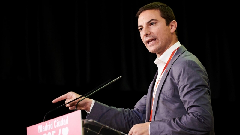 El portavoz de los socialistas en la Asamblea de Madrid, Juan Lobato, da un discurso durante su participación en Comité Municipal de la Agrupación Socialista de la Ciudad de Madrid, a 19 de febrero.