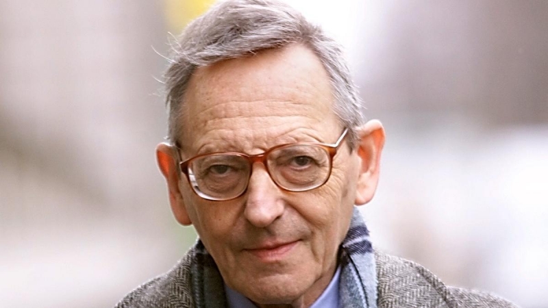 François Gros, durante su llegada a una conferencia internacional en el centro de París el 18 de febrero de 1999
