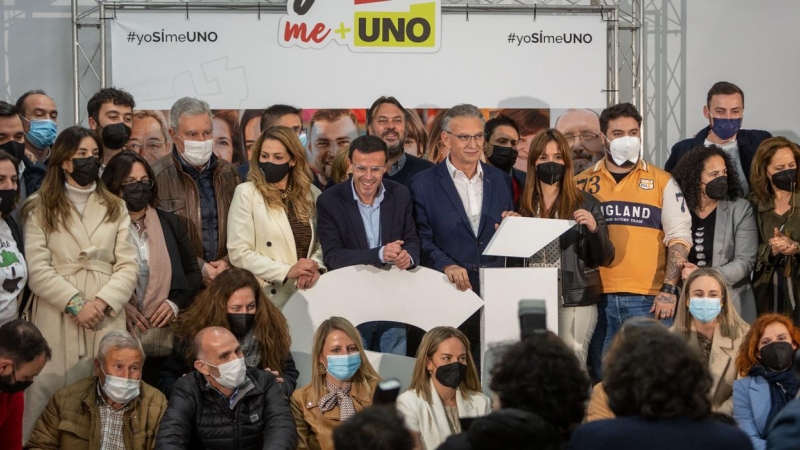 Los alcaldes de Don Benito, José Luis Quintana y de Villanueva de la Serena, Miguel Angel Gallardo, celebran la aprobación del proyecto de fusión de ambos municipios en la consulta popular celebrada este domingo en las localidades extremeñas.