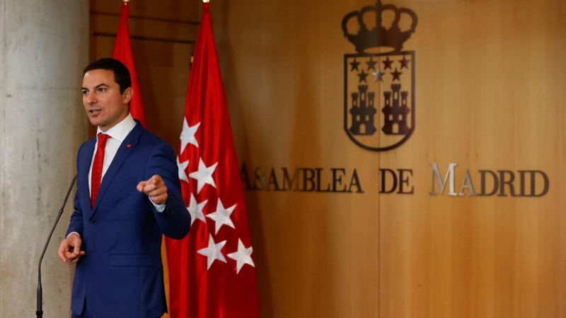 El portavoz del PSOE, Juan Lobato durante una rueda de prensa tras el pleno de la Asamblea de Madrid.