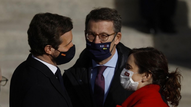 El presidente del PP, Pablo Casado; el presidente de la Xunta de Galicia, Alberto Núñez Feijoo y la presidenta de la Comunidad de Madrid, Isabel Díaz Ayuso.