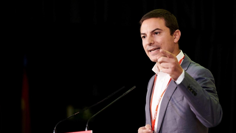 El portavoz de los socialistas en la Asamblea de Madrid, Juan Lobato, da un discurso durante su participación en Comité Municipal de la Agrupación Socialista de la Ciudad de Madrid, este sábado.