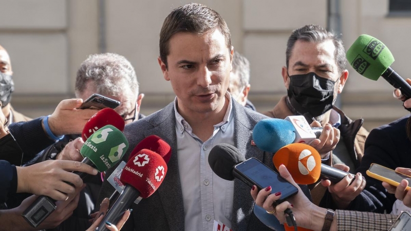 El portavoz del PSOE de Madrid, Juan Lobato, responde a los medios a su llegada a la Fiscalía, a 18 de febrero de 2022, en Madrid.