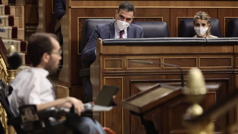 10/11/2021.- El presidente del Gobierno, Pedro Sánchez (c), y la vicepresidenta segunda del Gobierno y ministra de Trabajo, Yolanda Díaz, observan la intervención del portavoz de Unidas Podemos, Pablo Echenique, en una sesión plenaria en el Congreso de lo