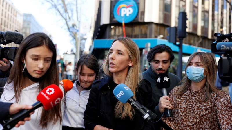 La diputada del PP, Cayetana Álvarez de Toledo, atiende a la prensa a las puertas de la sede de la formación, en la calle Génova de Madrid, tras la reunión del Comité de Dirección del partido.