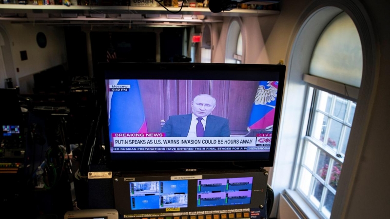 El presidente ruso Vladimir Putin a través de un monitor de televisión en la sala de prensa de la Casa Blanca en Washington.